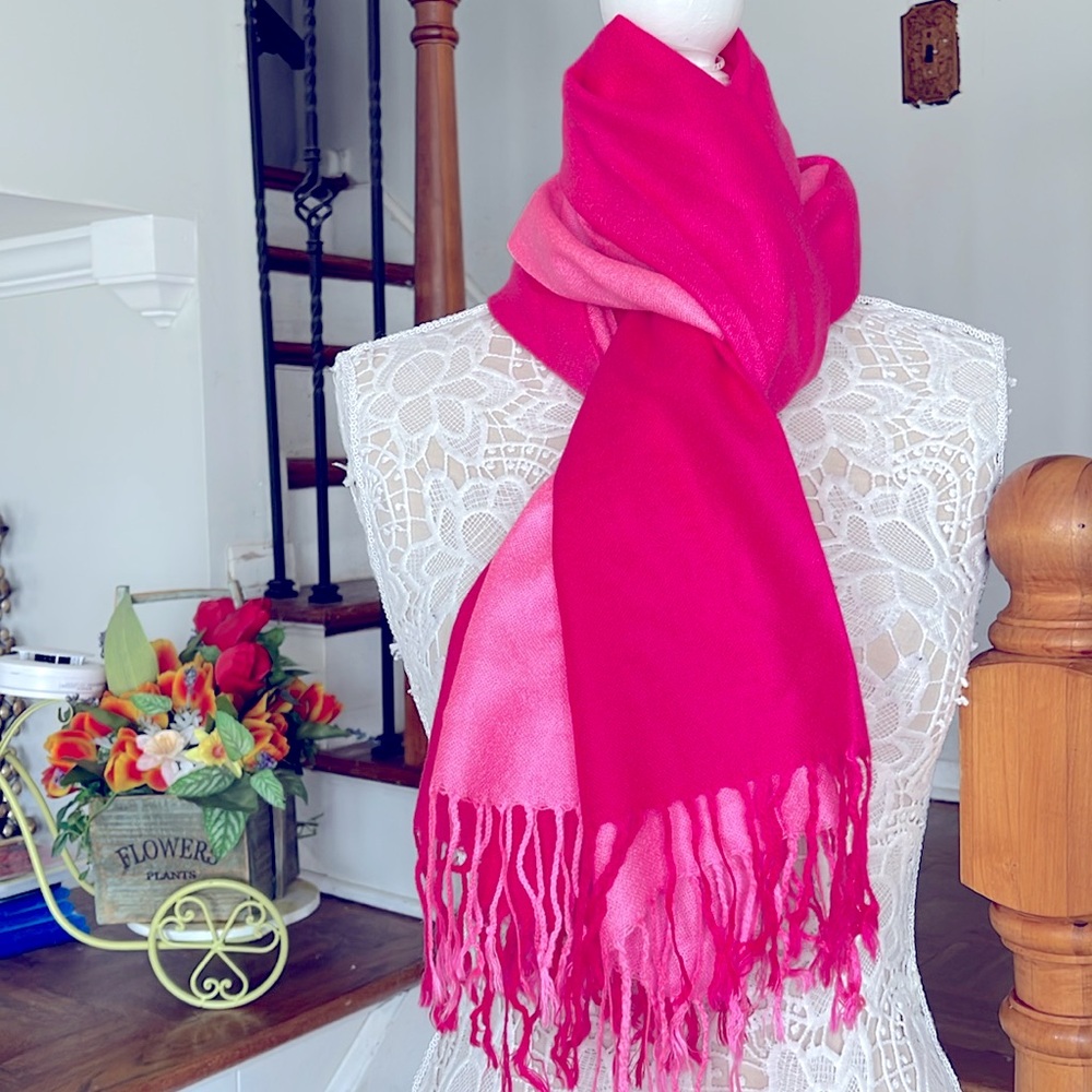 NWOT Pashmina pink ombre cashmere fringed scarf